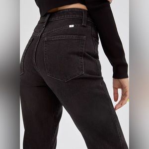 💫HP‼️💫 NWT ARITZIA Sunday Best “Zola” Mom Jean in Black Stone, Size 8